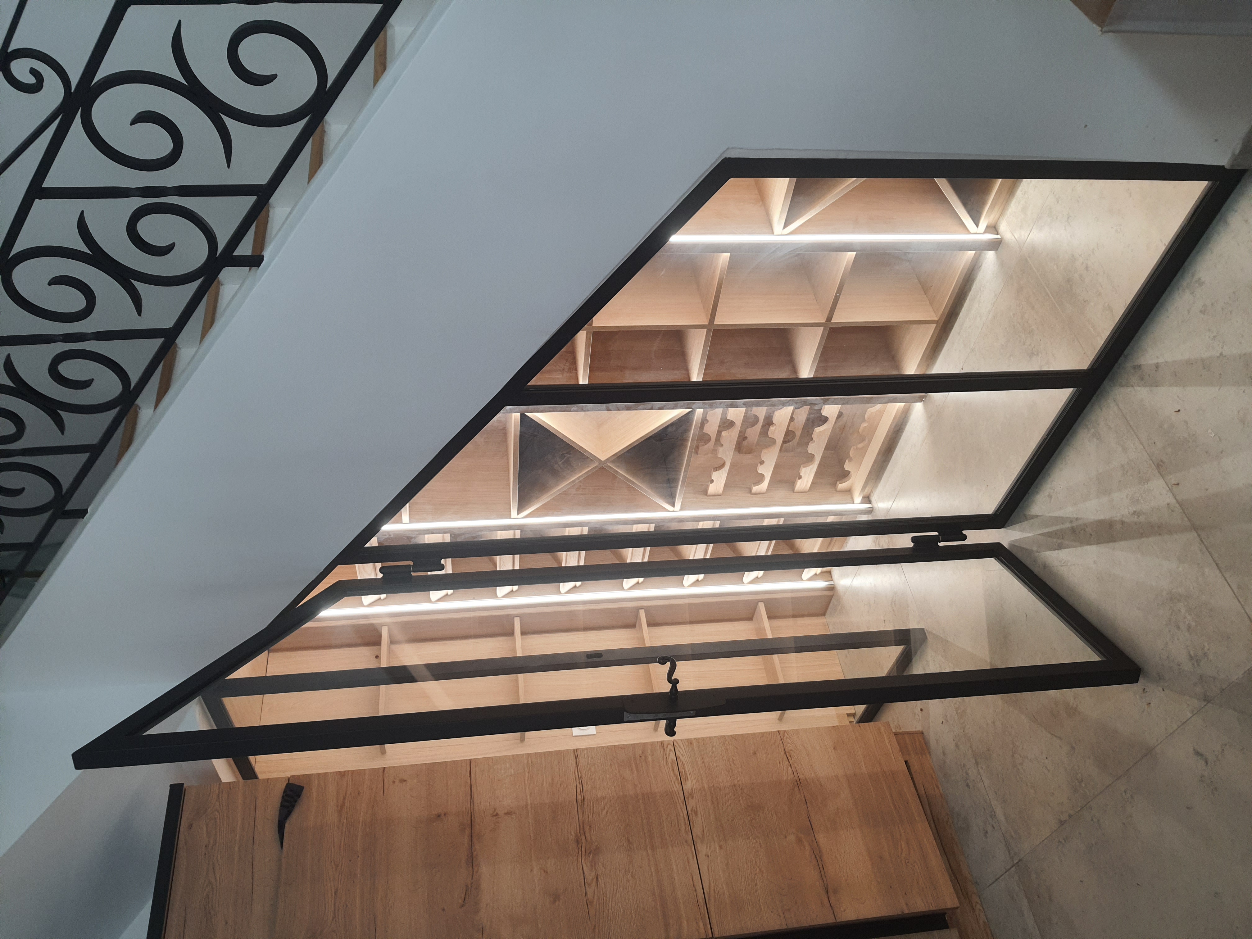 Cave à vins sous-escalier 